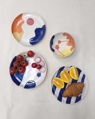 Máme rádi léto a barvy a tak u nás teď najdete i spoustu barevné keramiky. ✨ Naše horká novinka jsou tyhle malované...